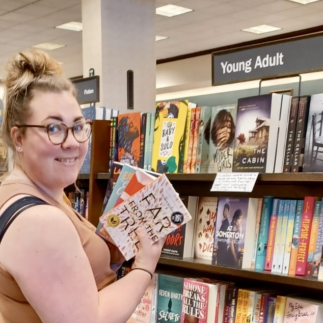 Joyce in de barnes and nobles op de young adult afdeling met boeken in haar hand. Boekwinkels in las vegas